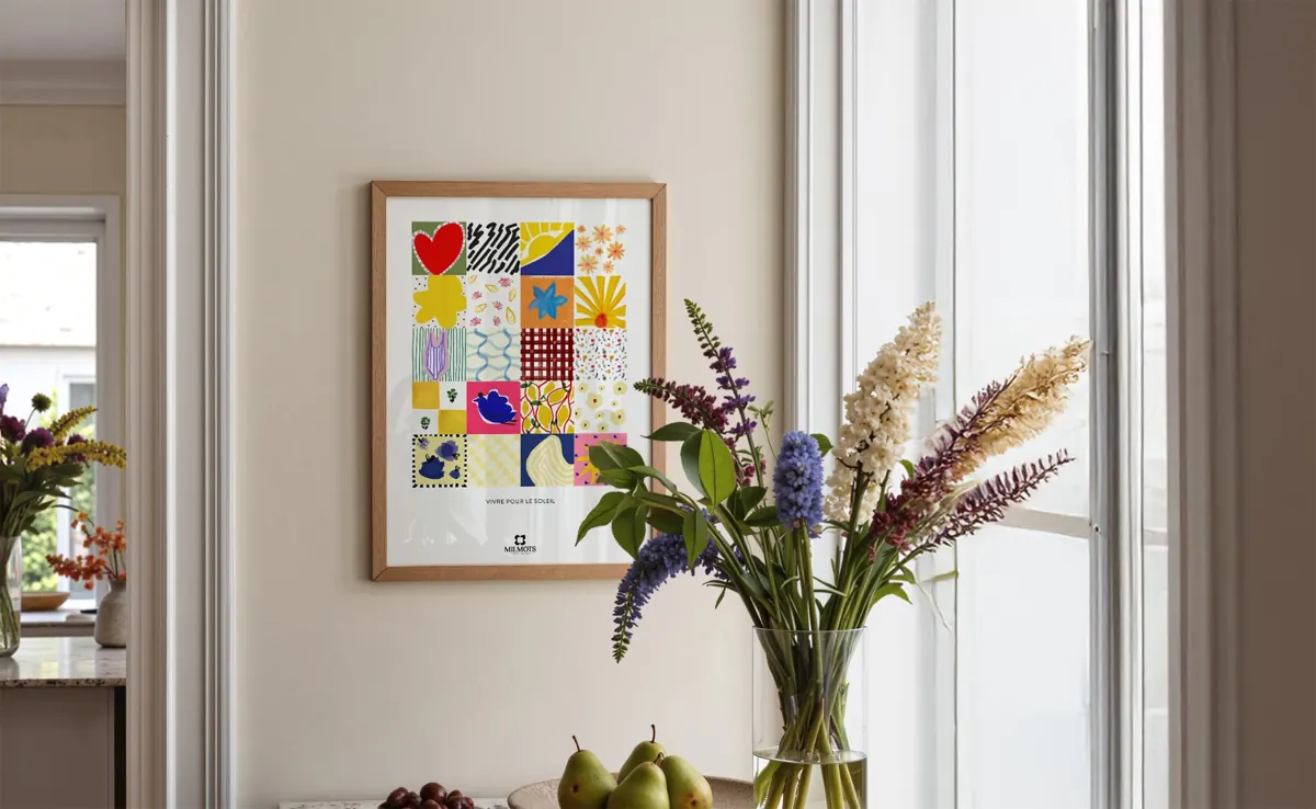 Affiche Milmots encadrée et bouquet de fleurs dans un intérieur lumineux.